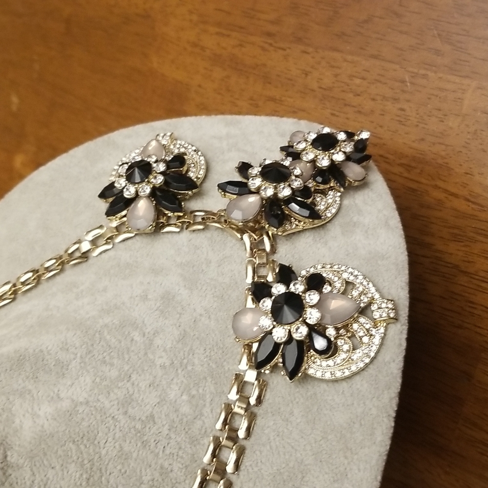 Beautiful. Statement. Necklace - Picture 6 of 8